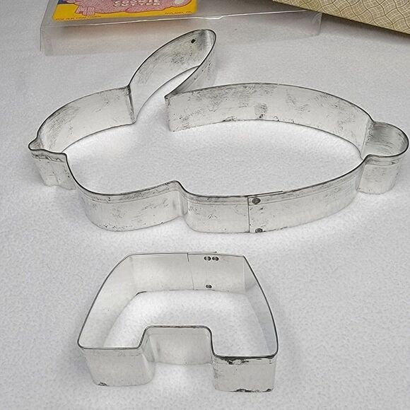 Vintage Fox Run Metal Bunny Cookie Cutter & Stand Original Box Made in USA GUC - Picture 7 of 9